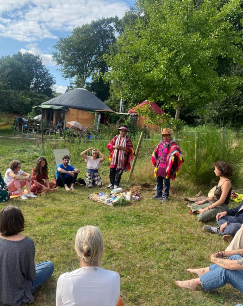 Rencontre Liberté Brezh à Saint-Avé, association qui propose des ateliers créatifs et spirituels, comme ici.